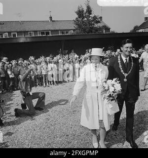 La princesse Beatrix et le prince Claus visitent la province de la Hollande du Nord (troisième jour), visite à Nieuw-Vennep, le 23 août 1973, visites, princes, princesses, provinces, pays-Bas, agence de presse du XXe siècle photo, news to remember, documentaire, photographie historique 1945-1990, histoires visuelles, L'histoire humaine du XXe siècle, immortaliser des moments dans le temps Banque D'Images