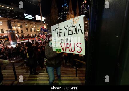 Melbourne, Australie, le 27 mai 2021, UN manifestant sur les marches de la gare lors d'un rassemblement rapide de manifestants anti-verrouillage devant la gare de Flinders Street à Melbourne, où les manifestants expriment leur opinion sur le confinement de 7 jours qui doit commencer à minuit ce soir. Crédit : Michael Currie/Alay Live News Banque D'Images