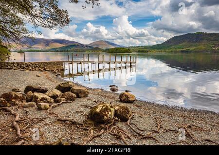 Jetée de Low Brandelhow sur la rive ouest de Derwent Water, Lake District, Angleterre Banque D'Images