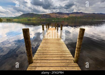 Jetée de Low Brandelhow sur la rive ouest de Derwent Water, Lake District, Angleterre Banque D'Images