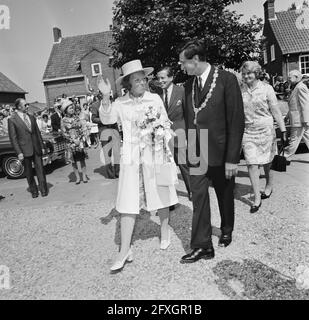 La princesse Beatrix et le prince Claus visitent la province de la Hollande du Nord (troisième jour), visite à Nieuw-Vennep, le 23 août 1973, visites, princes, princesses, provinces, pays-Bas, agence de presse du XXe siècle photo, news to remember, documentaire, photographie historique 1945-1990, histoires visuelles, L'histoire humaine du XXe siècle, immortaliser des moments dans le temps Banque D'Images