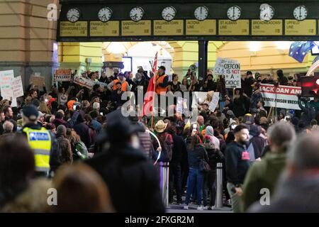 Melbourne, Australie, le 27 mai 2021, protestant sur les marches de la gare lors d'un rassemblement rapide de manifestants anti-verrouillage devant la gare de Flinders Street à Melbourne, où les manifestants expriment leur opinion sur le confinement de 7 jours qui doit commencer ce soir à minuit. Crédit : Michael Currie/Alay Live News Banque D'Images