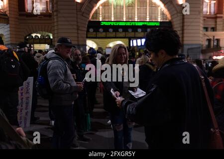 Melbourne, Australie 27 mai 2021, les manifestants mettent des passagers à disposition lors d'un rassemblement rapide de manifestants anti-verrouillage à l'extérieur de la gare de Flinders Street de Melbourne, où les manifestants expriment leur opinion sur le confinement de 7 jours qui doit commencer à minuit ce soir. Crédit : Michael Currie/Alay Live News Banque D'Images