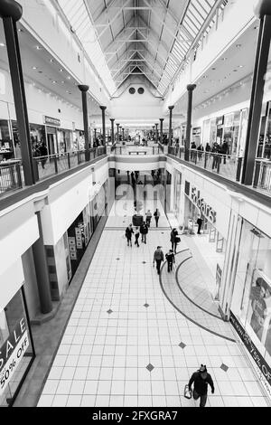 JOHANNESBURG, AFRIQUE DU SUD - 06 janvier 2021 : Johannesburg, Afrique du Sud - 05 2011 juillet : intérieur du centre commercial Alberton City Mall à Johannesburg Banque D'Images