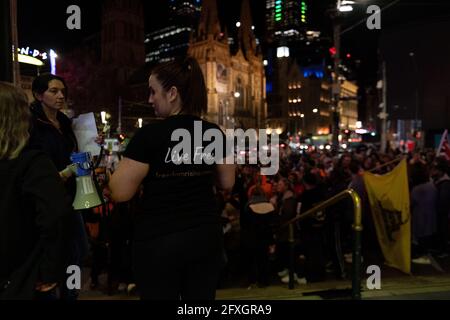 Melbourne, Australie 27 mai 2021, un manifestant devant la foule lors d'un rassemblement rapide de manifestants anti-verrouillage devant la gare de Flinders Street à Melbourne, où les manifestants expriment leur opinion sur le confinement de 7 jours qui doit commencer ce soir à minuit. Crédit : Michael Currie/Alay Live News Banque D'Images