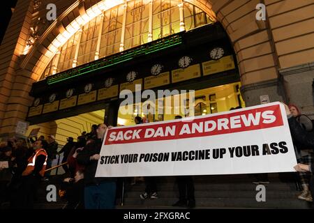 Melbourne, Australie 27 mai 2021, un manifestant tient une bannière de sac dan andrews lors d'un rassemblement rapide de manifestants anti-verrouillage devant la gare de Flinders Street à Melbourne, où les manifestants expriment leur opinion sur le confinement de 7 jours qui doit commencer ce soir à minuit. Crédit : Michael Currie/Alay Live News Banque D'Images