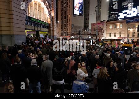 Melbourne, Australie 27 mai 2021, la foule rassemblée lors d'un rassemblement rapide de manifestants anti-verrouillage devant la gare de Flinders Street à Melbourne, où les manifestants expriment leur opinion sur le confinement de 7 jours qui doit commencer à minuit ce soir. Crédit : Michael Currie/Alay Live News Banque D'Images