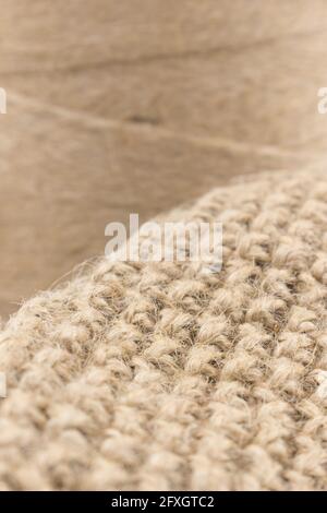 Toile jute tricotée et fil de jute babina, gros plan, fragment, fond, texture. Banque D'Images