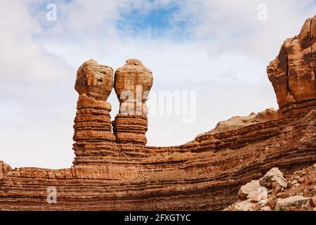 Les roches de Bluff, est également connu comme le Navajo jumeaux, sous un ciel bleu avec des nuages. La formation géologique montrant bien les couches rocheuses, est Banque D'Images
