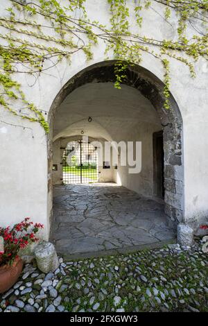 Gorizia, Italie. 21 mai 2021. Le passage d'entrée voûté de l'ancien palais Lantieri dans le centre historique de la ville Banque D'Images