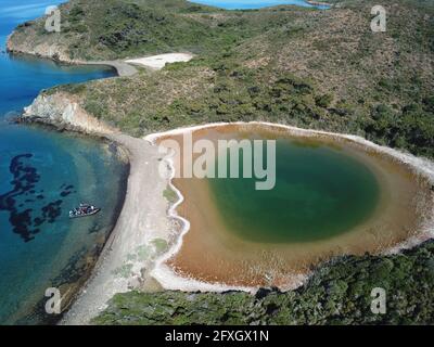 Vue aérienne de la lagune d'eau douce sur la côte dans la zone spéciale de protection de l'environnement de la baie de Gökova. Banque D'Images