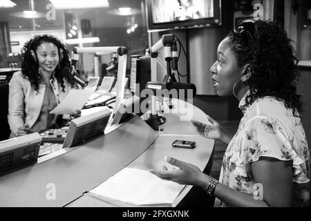 JOHANNESBURG, AFRIQUE DU SUD - 05 janv. 2021: Johannesburg, Afrique du Sud - 03 septembre 2010: Des femmes africaines sont interviewées sur la radio de conversation en direct Banque D'Images