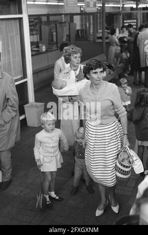 Réfugiés du Congo à l'aéroport de Schiphol (enfants), 12 juillet 1960, enfants, réfugiés, Pays-Bas, Agence de presse du XXe siècle photo, nouvelles à retenir, documentaire, photographie historique 1945-1990, histoires visuelles, L'histoire humaine du XXe siècle, immortaliser des moments dans le temps Banque D'Images