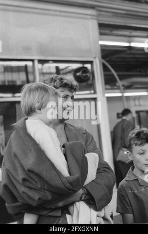 Réfugiés du Congo à l'aéroport de Schiphol (enfants), 12 juillet 1960, enfants, réfugiés, Pays-Bas, Agence de presse du XXe siècle photo, nouvelles à retenir, documentaire, photographie historique 1945-1990, histoires visuelles, L'histoire humaine du XXe siècle, immortaliser des moments dans le temps Banque D'Images