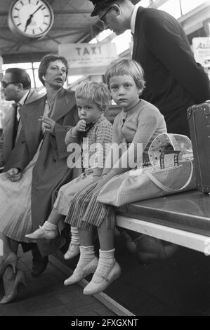 Réfugiés du Congo à l'aéroport de Schiphol (enfants), 12 juillet 1960, enfants, réfugiés, Pays-Bas, Agence de presse du XXe siècle photo, nouvelles à retenir, documentaire, photographie historique 1945-1990, histoires visuelles, L'histoire humaine du XXe siècle, immortaliser des moments dans le temps Banque D'Images