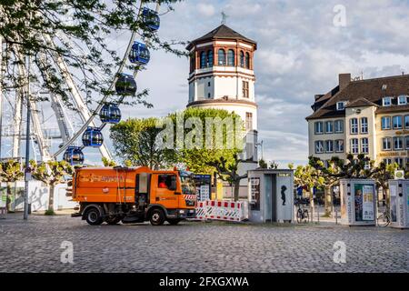 Balai de nettoyage de ville sur Burgplatz dans la vieille ville de Düsseldorf Banque D'Images