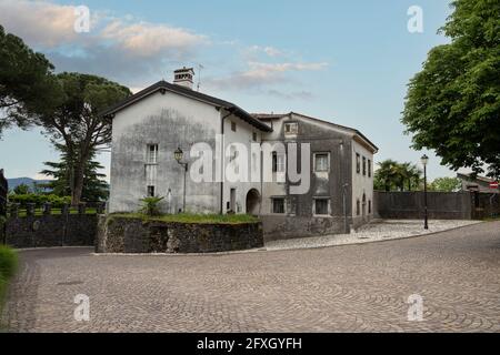 Gorizia, Italie. 21 mai 2021. Vue panoramique sur les vieilles maisons du village du château sur la colline dans le centre ville Banque D'Images