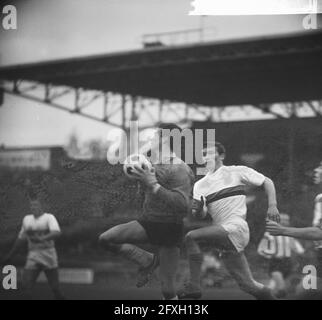 Match de football DWS contre PSV à Amsterdam: 2-2; moment de jeu, 28 novembre 1965, sports, football, Joueurs de football, pays-Bas, agence de presse du XXe siècle photo, news to remember, documentaire, photographie historique 1945-1990, histoires visuelles, L'histoire humaine du XXe siècle, immortaliser des moments dans le temps Banque D'Images
