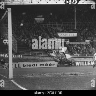 Match de football DWS contre PSV à Amsterdam: 2-2; premier but DWS, 28 novembre 1965, buts, sports, Football, pays-Bas, Agence de presse du XXe siècle photo, nouvelles à retenir, documentaire, photographie historique 1945-1990, histoires visuelles, L'histoire humaine du XXe siècle, immortaliser des moments dans le temps Banque D'Images