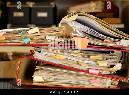 dossiers et documents de fichiers anciens désordonnés, gouvernement, les affaires et l'administration shutdown en temps de coronavirus, image conceptuelle, étroit focus, close-u Banque D'Images