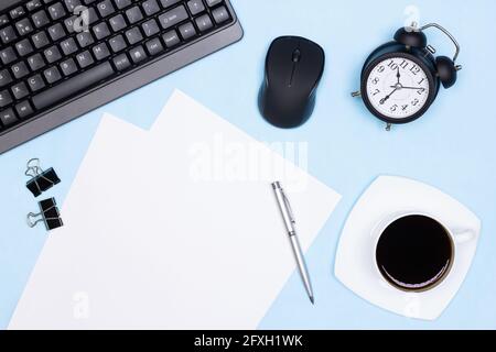 Travail urgent, concept d'échéance. Clavier avec souris d'ordinateur, réveil, feuilles de papier vierges, papeterie, tasse à café sur le bureau Banque D'Images