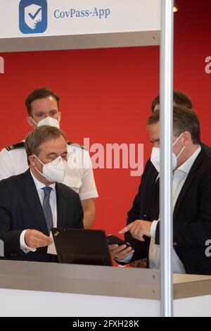 Explication de la carte de vaccination numérique, de gauche à droite Thomas TREMMEL, chef du centre de vaccination, Armin LASCHET, CDU, Premier ministre de la Rhénanie-du-Nord-Westphalie Stephan KELLER, Lord Mayor of the City of Duesseldorf, Stefan NOLLER, CXEO de la société Ubrich, Le Premier ministre Armin Laschet, qui a mis au point un certificat de vaccination numérique, visite le centre de vaccination de Düsseldorf le 26 mai 2021. Banque D'Images