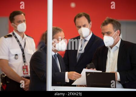 Explication de la carte de vaccination numérique, de gauche à droite Thomas TREMMEL, chef du centre de vaccination, Armin LASCHET, CDU, Premier ministre de la Rhénanie-du-Nord-Westphalie Stephan KELLER, Lord Mayor of the City of Duesseldorf, Stefan NOLLER, CXEO de la société Ubrich, Le Premier ministre Armin Laschet, qui a mis au point un certificat de vaccination numérique, visite le centre de vaccination de Düsseldorf le 26 mai 2021. Banque D'Images