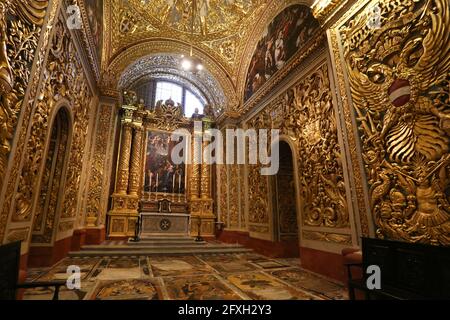 La Valette. Malte. Co-cathédrale Saint-Jean. Chapelle de la langue de l'Allemagne. Vue intérieure sur les murs dorés, décoration de style baroque. Banque D'Images