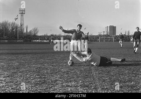 Football Haarlem contre ADO 2-1, sympathique, gardien de but Boomgaard (Haarlem) en duel avec Harry Heijnen, 10 décembre 1967, duels, gardiens de but, sports, Football, pays-Bas, Agence de presse du XXe siècle photo, nouvelles à retenir, documentaire, photographie historique 1945-1990, histoires visuelles, L'histoire humaine du XXe siècle, immortaliser des moments dans le temps Banque D'Images