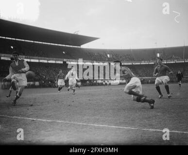 Football. Équipe nationale néerlandaise contre le Stade de Reims 4-2. Premier but (en tête de Coen Moulijn), 7 mars 1956, sports, football, pays-Bas, agence de presse du xxe siècle photo, nouvelles à retenir, documentaire, photographie historique 1945-1990, histoires visuelles, L'histoire humaine du XXe siècle, immortaliser des moments dans le temps Banque D'Images