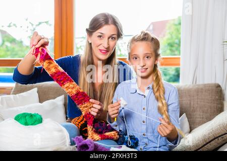 L'enseignement de mère fille knitting Banque D'Images