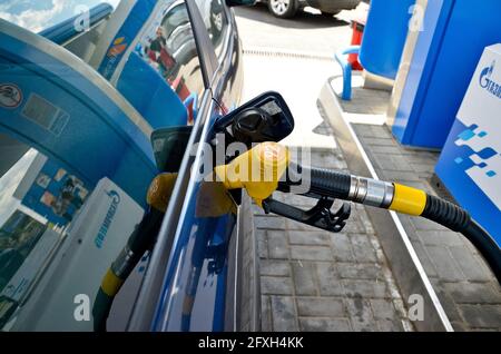 MINSK. BÉLARUS : 13.06.2013 - Station-service. Un pistolet de ravitaillement se trouve dans la trappe de remplissage de carburant d'une voiture bleue. Banque D'Images