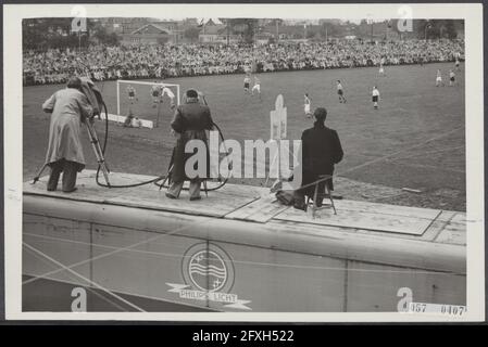 Footba ; PSV-Einhoven. Première émission télévisée d'un match de football par Philips Experimental Television, 10 septembre 1950, cameras, sports, Télévision, football, matchs, pays-Bas, agence de presse du XXe siècle photo, news to remember, documentaire, photographie historique 1945-1990, histoires visuelles, L'histoire humaine du XXe siècle, immortaliser des moments dans le temps Banque D'Images