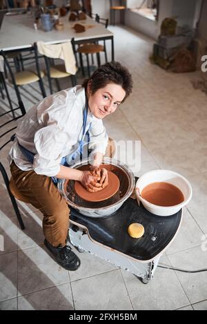 Nous avons ravi brunette de regarder l'appareil photo pendant le travail Banque D'Images