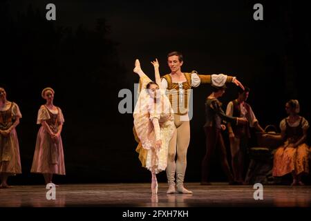 El lago de los cisnes’ en la emotiva versión de Cranko, servida por un Ballet Nacional Checo con posibles Banque D'Images