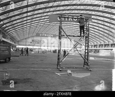 Préparation à la RAI pour l'exposition automobile à venir, suspension de panneaux avec des marques automobiles, 18 janvier 1961, préparations, expositions automobiles, pays-Bas, agence de presse du xxe siècle photo, nouvelles à retenir, documentaire, photographie historique 1945-1990, histoires visuelles, L'histoire humaine du XXe siècle, immortaliser des moments dans le temps Banque D'Images