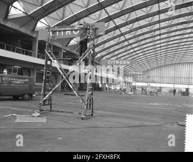 Préparation à la RAI pour l'exposition automobile à venir, suspension de panneaux avec des marques automobiles, 18 janvier 1961, préparations, expositions automobiles, Pays-Bas, Agence de presse du XXe siècle photo, nouvelles à retenir, documentaire, photographie historique 1945-1990, histoires visuelles, L'histoire humaine du XXe siècle, immortaliser des moments dans le temps Banque D'Images