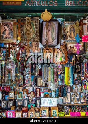 Boutique de souvenirs vendant des articles religieux à l'extérieur de la célèbre basilique notre-Dame de Guadalupe à Mexico, Mexique. Banque D'Images