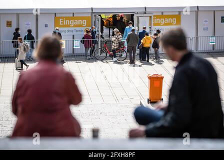 Stuttgart, Allemagne. 27 mai 2021. Les gens se font la queue à Schlossplatz en face d'un centre d'essais. Les restaurants, les hôtels et les détaillants sont autorisés à rouvrir - les visiteurs doivent être vaccinés, récupérés ou présenter un test négatif. Credit: Christoph Schmidt/dpa/Alay Live News Banque D'Images