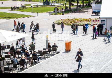 Stuttgart, Allemagne. 27 mai 2021. Les clients font la queue à Schlossplatz, devant un centre d'essais, tandis qu'en premier lieu, les clients peuvent profiter du soleil dans un café. Les restaurants, les hôtels et les commerces de détail sont autorisés à rouvrir - les visiteurs doivent être vaccinés, récupérés ou présenter un test négatif. Credit: Christoph Schmidt/dpa/Alay Live News Banque D'Images