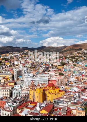 Ville de Guanajuato, Mexique, vue aérienne de jour sur le paysage urbain incluant le monument historique Basilique notre-Dame de Guanajuato. Banque D'Images