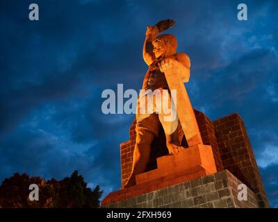Statue d'El Pipila la nuit à Guanajuato, Mexique. Pipila était un héros local qui a joué un rôle important dans la libération de Guanajuato de la domination espagnole. Banque D'Images