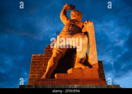 Statue d'El Pipila la nuit à Guanajuato, Mexique. Pipila était un héros local qui a joué un rôle important dans la libération de Guanajuato de la domination espagnole. Banque D'Images