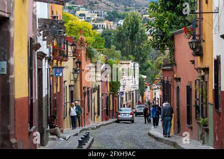 Vue sur la rue de la ville historique de San Miguel de Allende à Guanajuato, Mexique. Banque D'Images