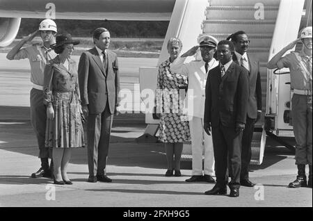 Préparation à l'indépendance au Suriname; arrivée de la princesse Beatrix et du prince Claus, 24 novembre 1975, INDÉPENDANCE, arrivées, princes, princesses, aéroports, pays-Bas, agence de presse du XXe siècle photo, news to remember, documentaire, photographie historique 1945-1990, histoires visuelles, L'histoire humaine du XXe siècle, immortaliser des moments dans le temps Banque D'Images