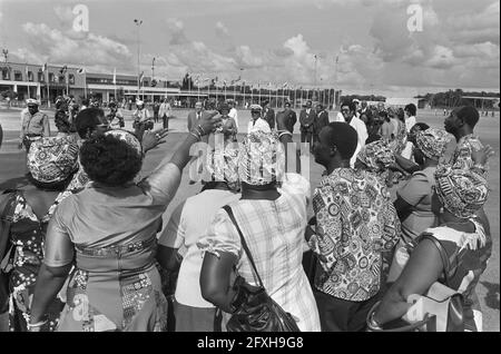 Préparation à l'indépendance au Suriname; arrivée de la princesse Beatrix et du prince Claus (agitant le Surinamese), 24 novembre 1975, INDÉPENDANCE, arrivées, princes, princesses, pays-Bas, agence de presse du XXe siècle photo, news to remember, documentaire, photographie historique 1945-1990, histoires visuelles, L'histoire humaine du XXe siècle, immortaliser des moments dans le temps Banque D'Images