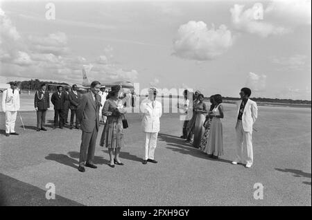 Préparation à l'indépendance au Suriname; arrivée de la princesse Beatrix et du prince Claus (agitant le Surinamese), 24 novembre 1975, INDÉPENDANCE, arrivées, princes, princesses, pays-Bas, agence de presse du XXe siècle photo, news to remember, documentaire, photographie historique 1945-1990, histoires visuelles, L'histoire humaine du XXe siècle, immortaliser des moments dans le temps Banque D'Images