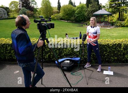 L'équipe GB et Ellen White de Manchester City sont interviewées lors de l'annonce de l'équipe féminine de football Team GB Tokyo 2020 aux jardins botaniques de Birmingham. Date de la photo: Jeudi 27 mai 2021. Banque D'Images