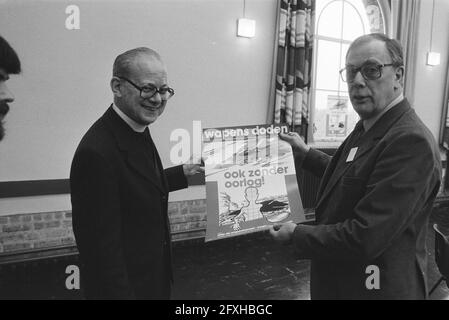 Le président Evêque Ernst (l) et le vice-président, voyage pour garçons, 23 octobre 1982, affiches, évêques, Campagnes, réunions annuelles, mouvement de la paix, pays-Bas, Agence de presse du XXe siècle photo, nouvelles à retenir, documentaire, photographie historique 1945-1990, histoires visuelles, L'histoire humaine du XXe siècle, immortaliser des moments dans le temps Banque D'Images