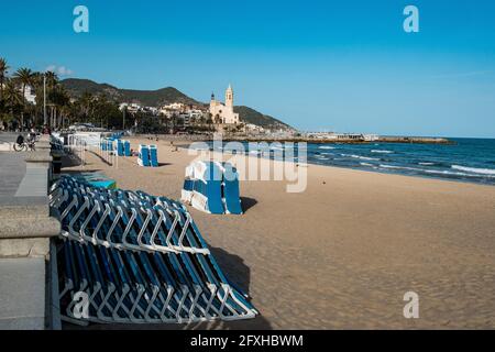 SITGES, CATALOGNE/ESPAGNE - Mai 25 2021 : vue sur la plage vide de Sitges pendant la saison touristique, une station balnéaire espagnole en Catalogne, Espagne. Espagnol t Banque D'Images